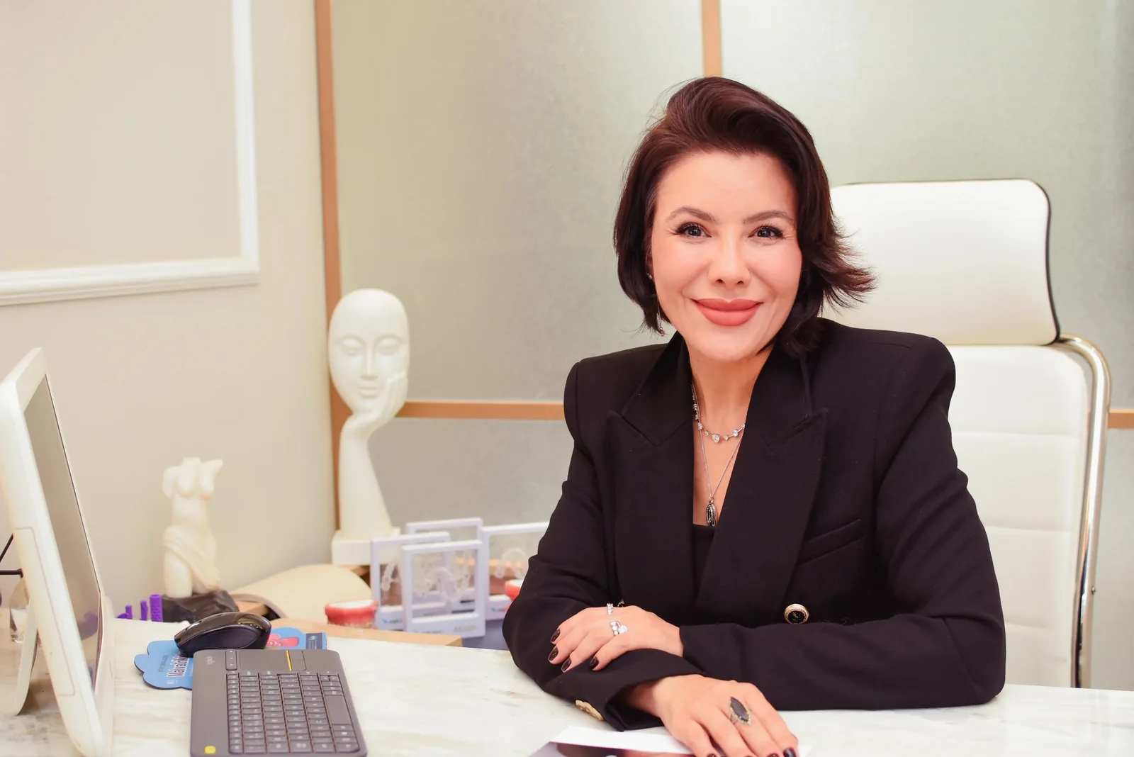 Dra. Nayara Peres no consultório da NASP Odontologia
